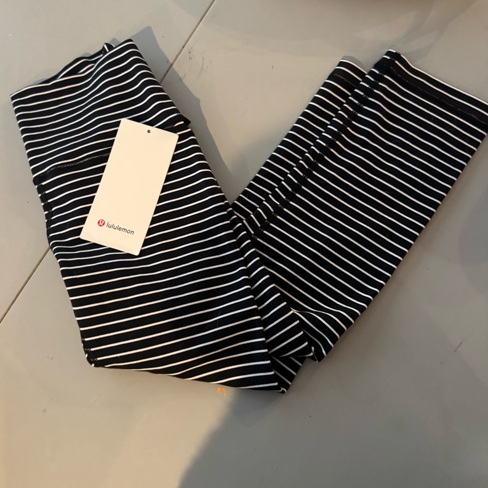 Lululemon NWT Wunder Under crop leggings size 6. Cute black and white stripe.